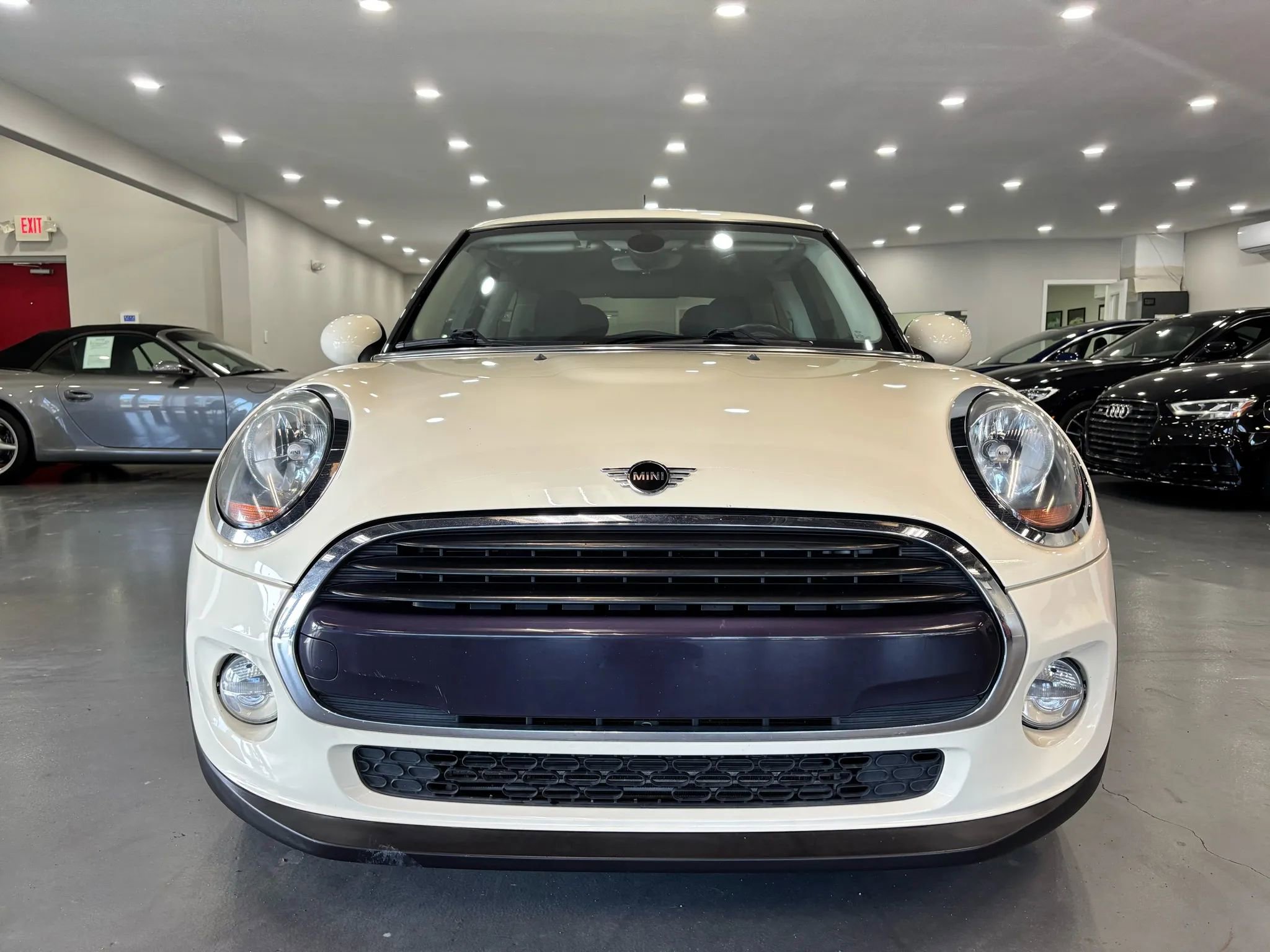 Used 2019 MINI Cooper 2-Door Hardtop w/ Signature Upholstery Package image 2
