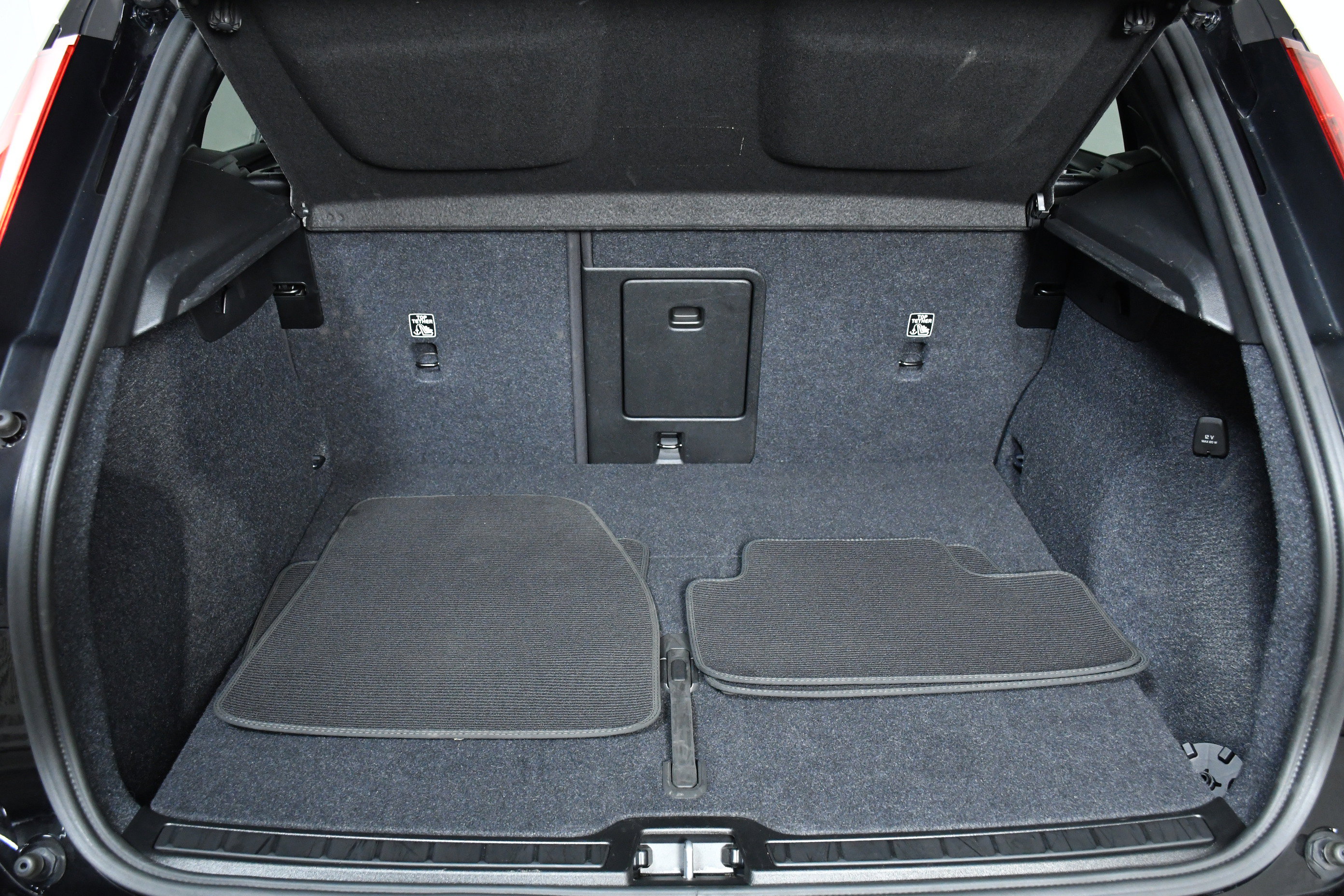 Used 2025 Volvo XC40 B5 Plus image 32