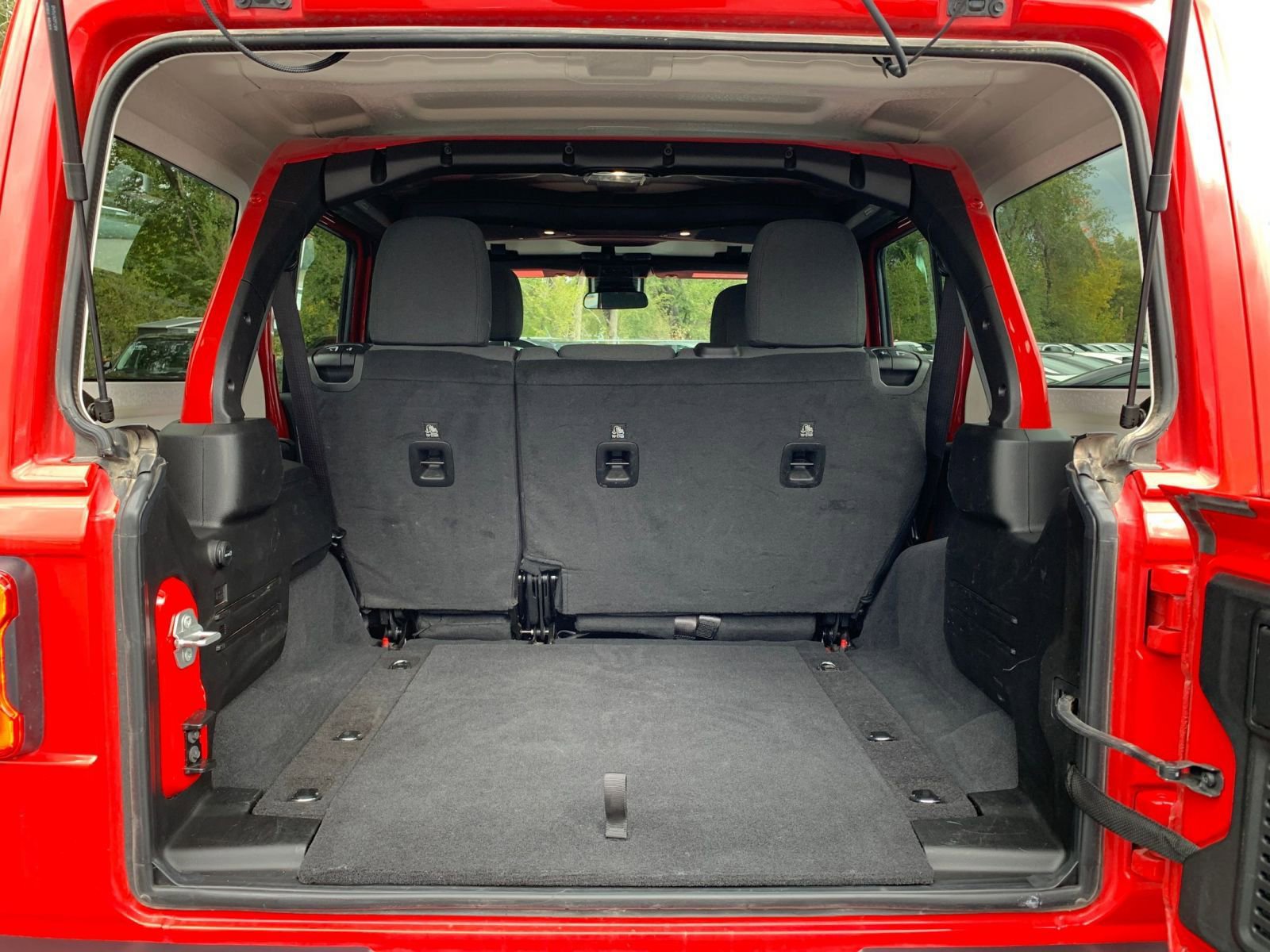 Used 2025 Jeep Wrangler Sahara image 30