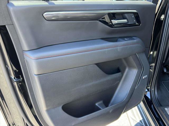 Used 2025 Chevrolet Suburban RST w/ Comfort Package AWD/4WD image 14