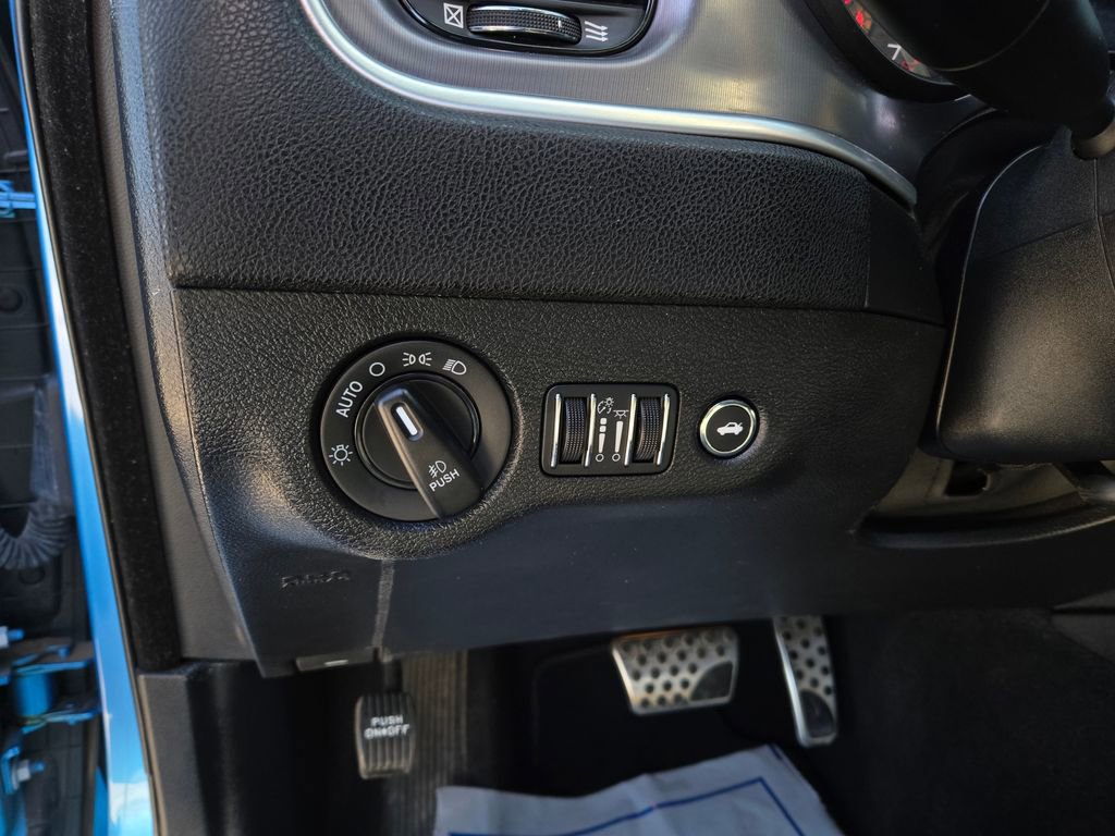 Used 2019 Dodge Charger SXT w/ Blacktop Package image 15