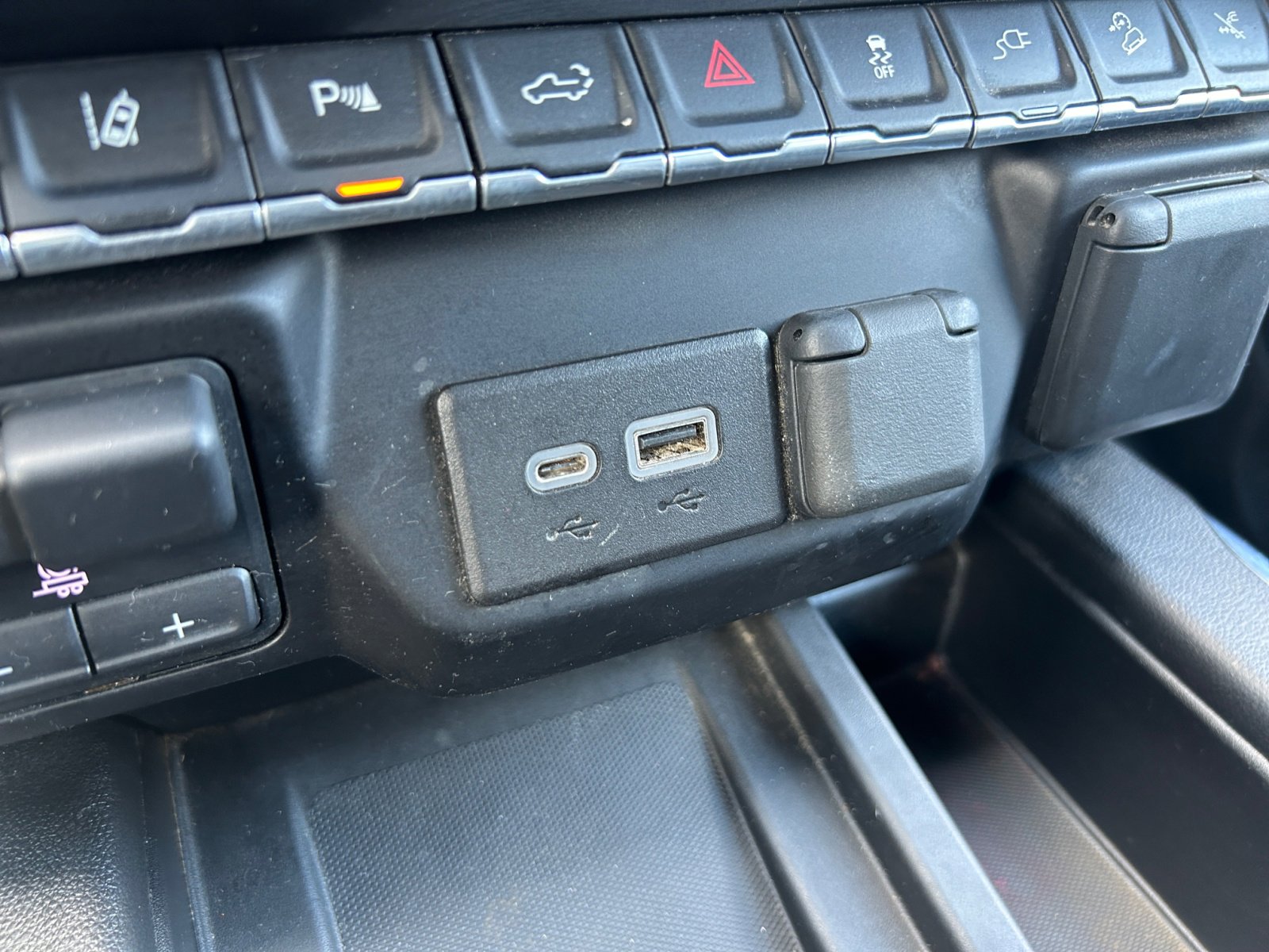 Used 2023 GMC Sierra 3500 Denali w/ Denali Ultimate Package image 21