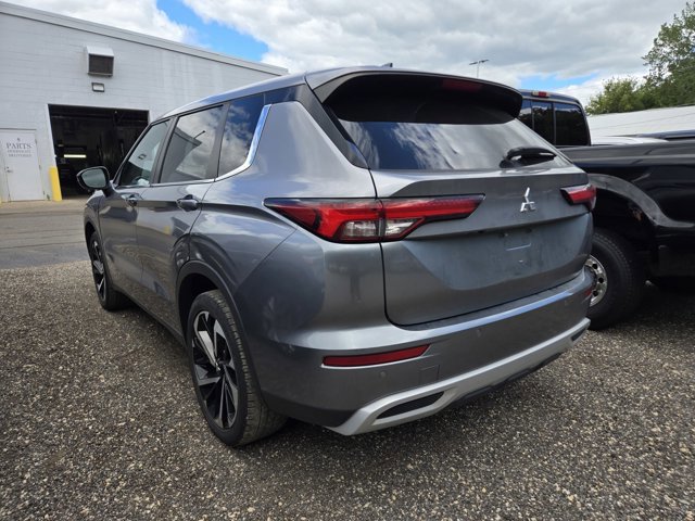 Used 2022 Mitsubishi Outlander SE image 3