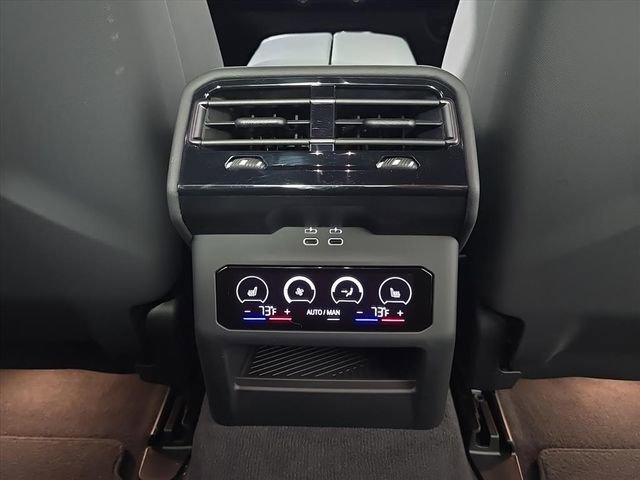 Used 2025 BMW M5 w/ Carbon Package image 25