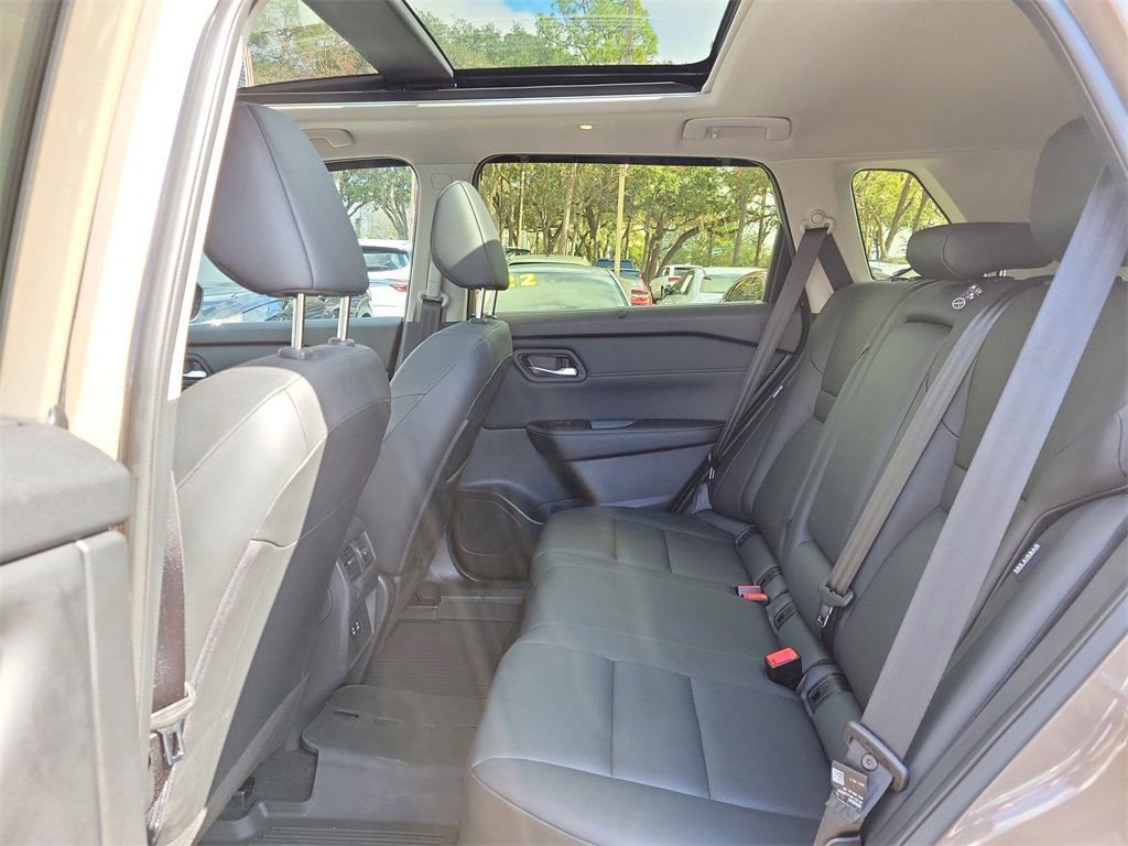 Used 2024 Nissan Rogue SV w/ SV Premium Package image 12