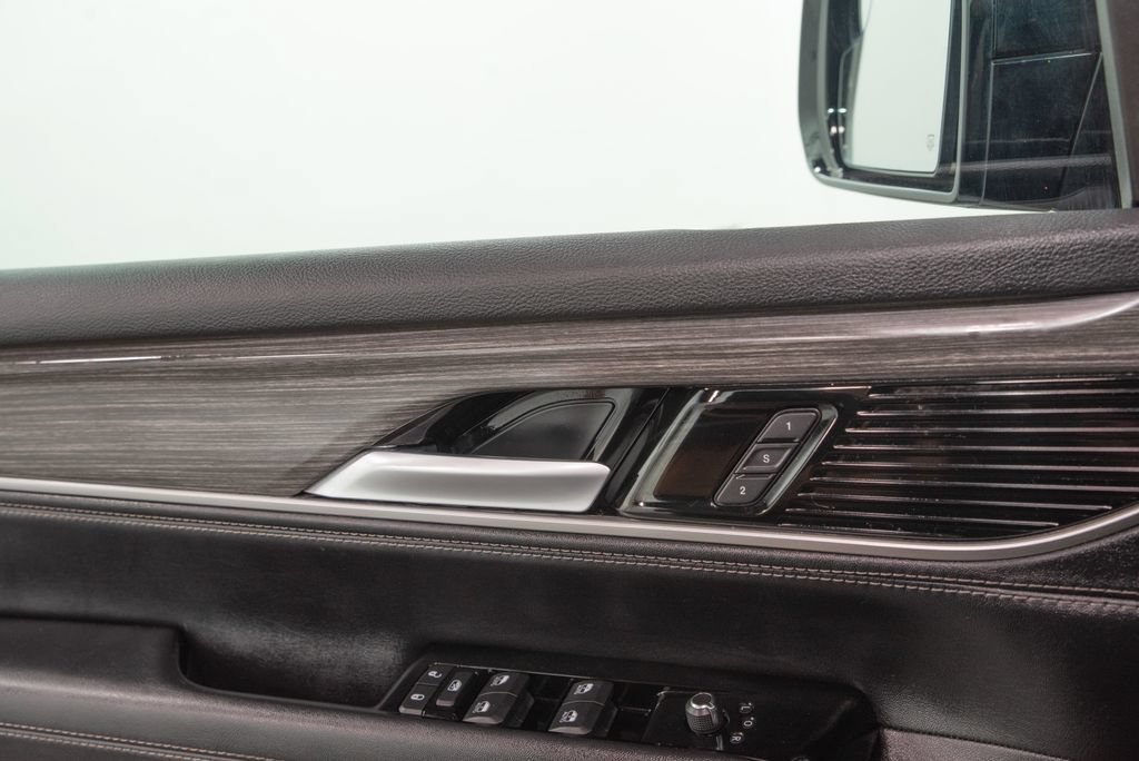 Used 2024 Jeep Wagoneer L Series II w/ Flexible Seating Group RWD image 9