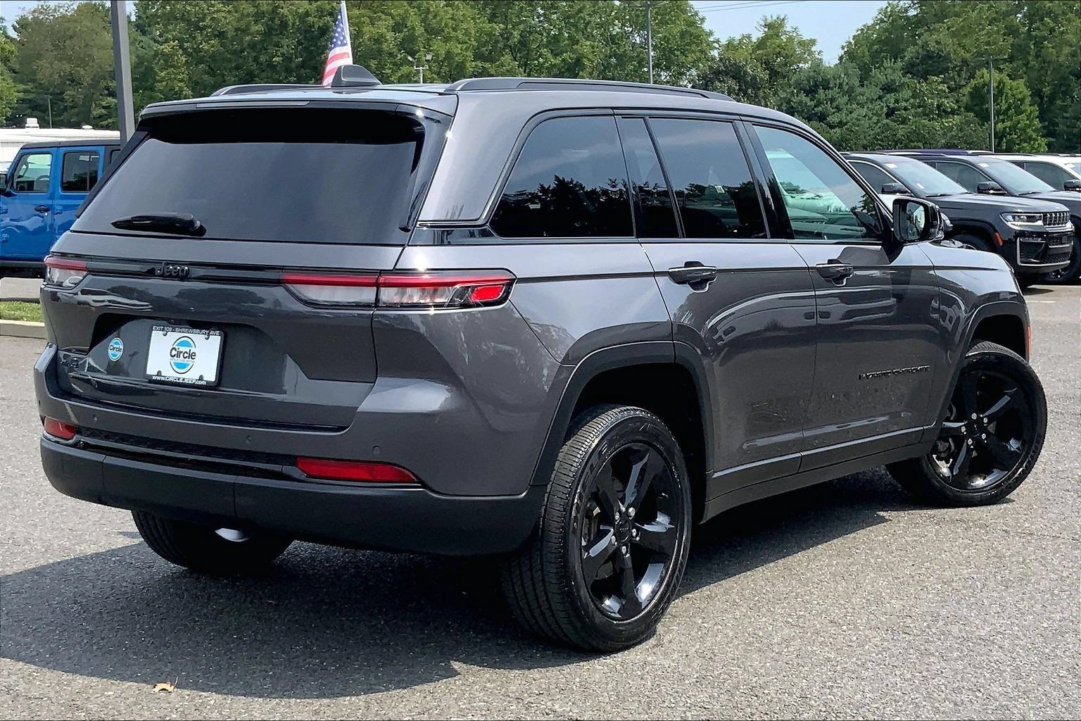 Used 2023 Jeep Grand Cherokee Altitude AWD/4WD image 11