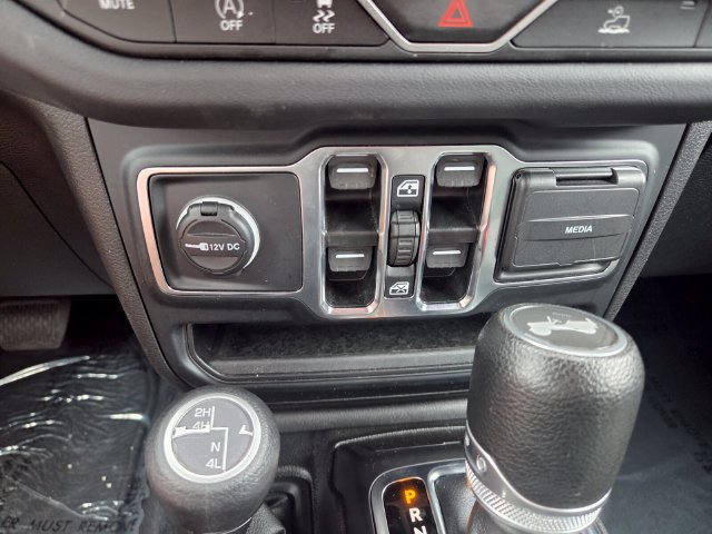 Used 2024 Jeep Wrangler Unlimited Sahara AWD/4WD image 18