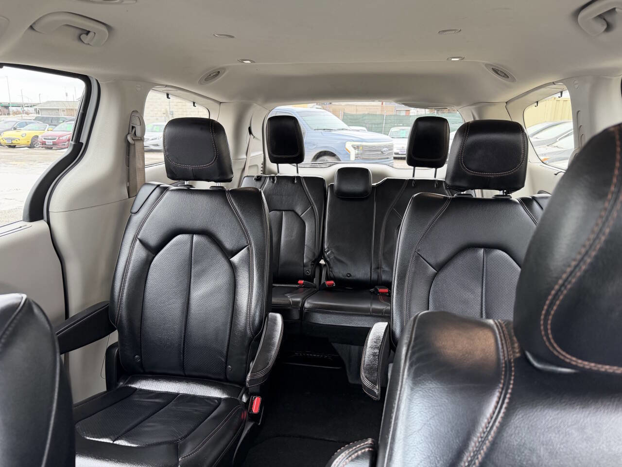 Used 2018 Chrysler Pacifica Touring-L w/ Tire & Wheel Group image 16