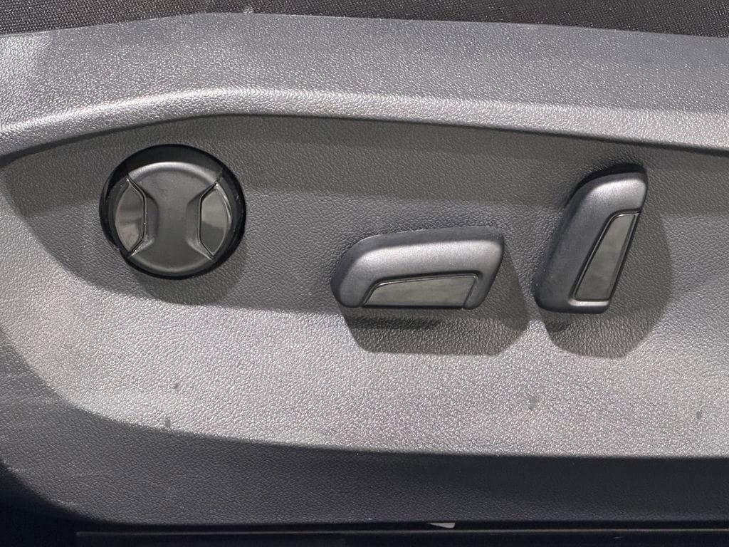 Used 2025 Volkswagen Taos SE FWD image 28