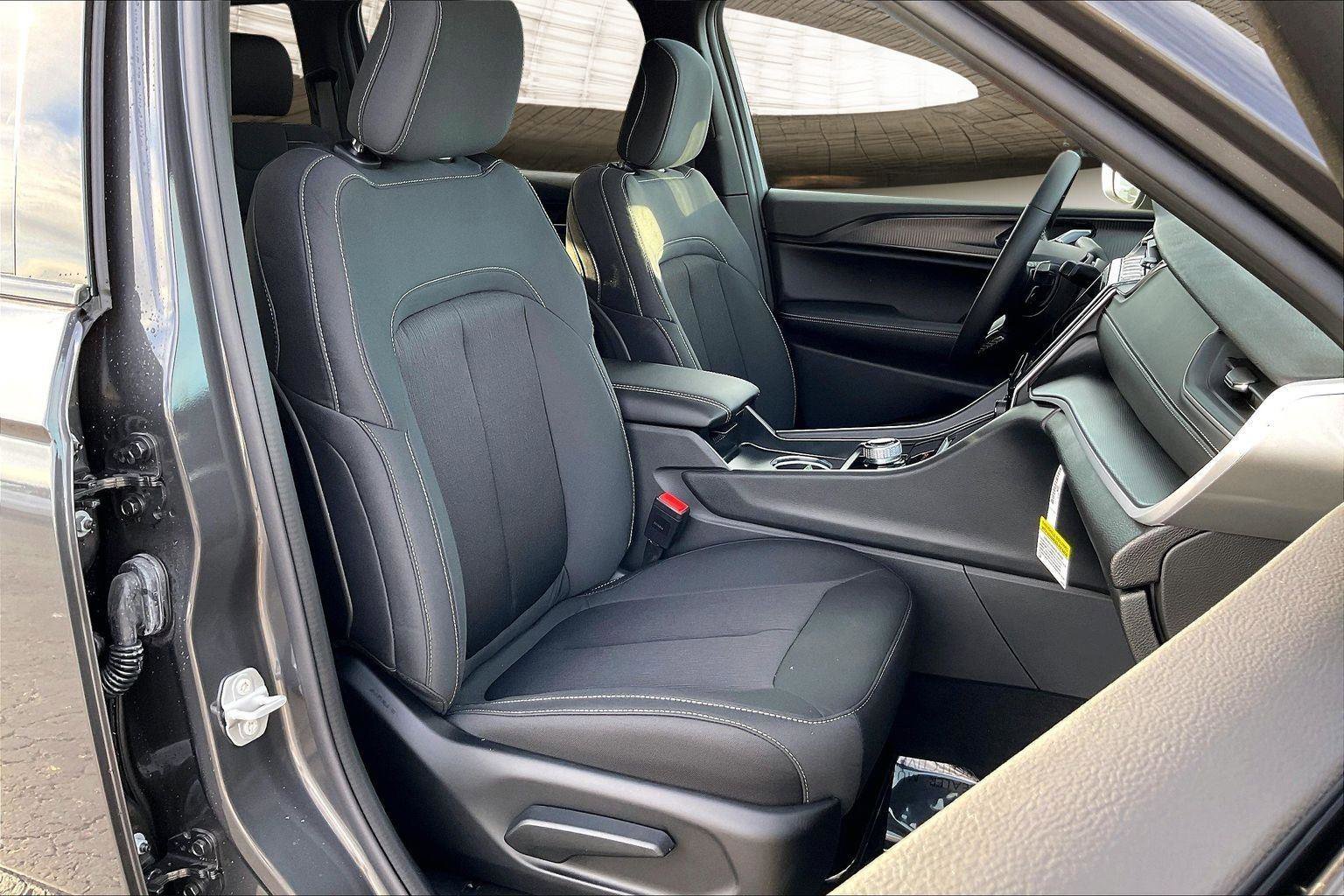 New 2025 Jeep Grand Cherokee Laredo X w/ Luxury Tech Group I image 11