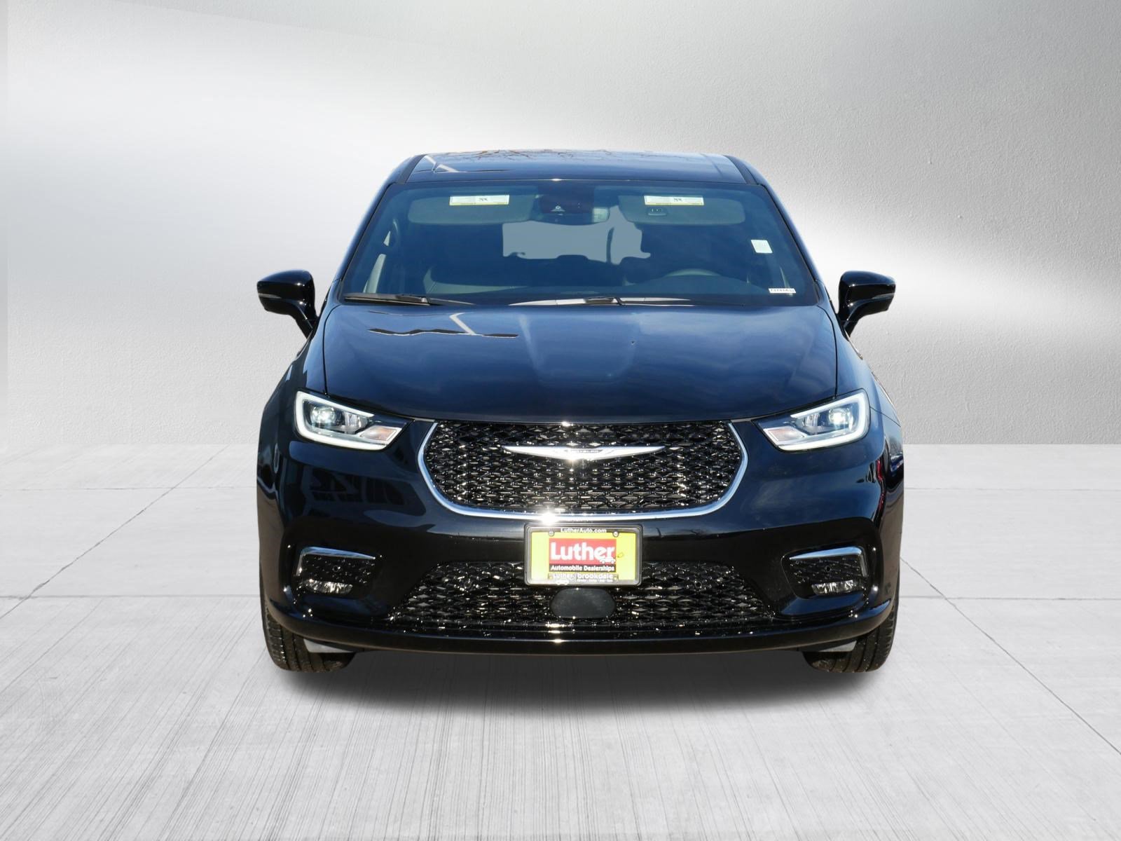 Used 2026 Chrysler Pacifica Select image 2