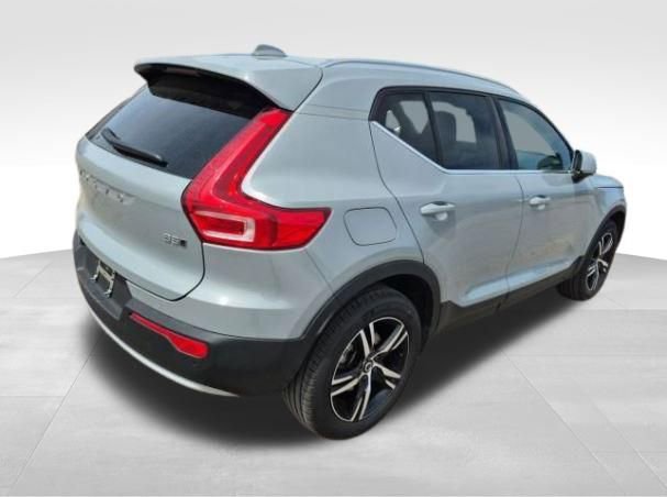 Used 2025 Volvo XC40 B5 Core AWD/4WD image 3