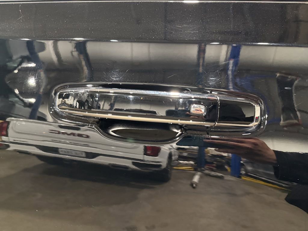 Used 2022 GMC Yukon XL SLT w/ SLT Luxury Package image 11