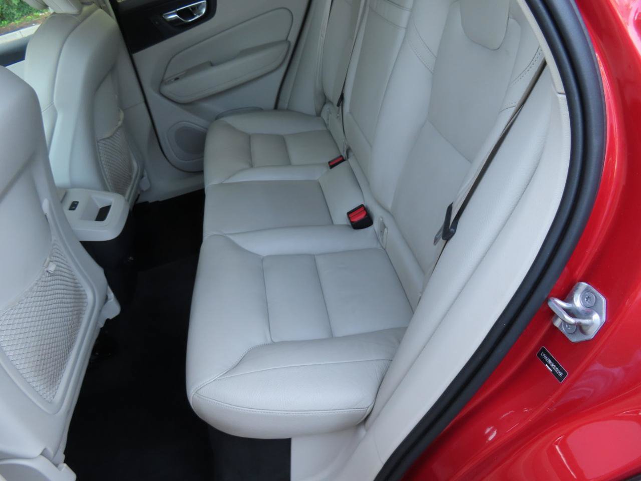 Used 2019 Volvo XC60 T6 Momentum w/ Multimedia Package AWD/4WD image 9