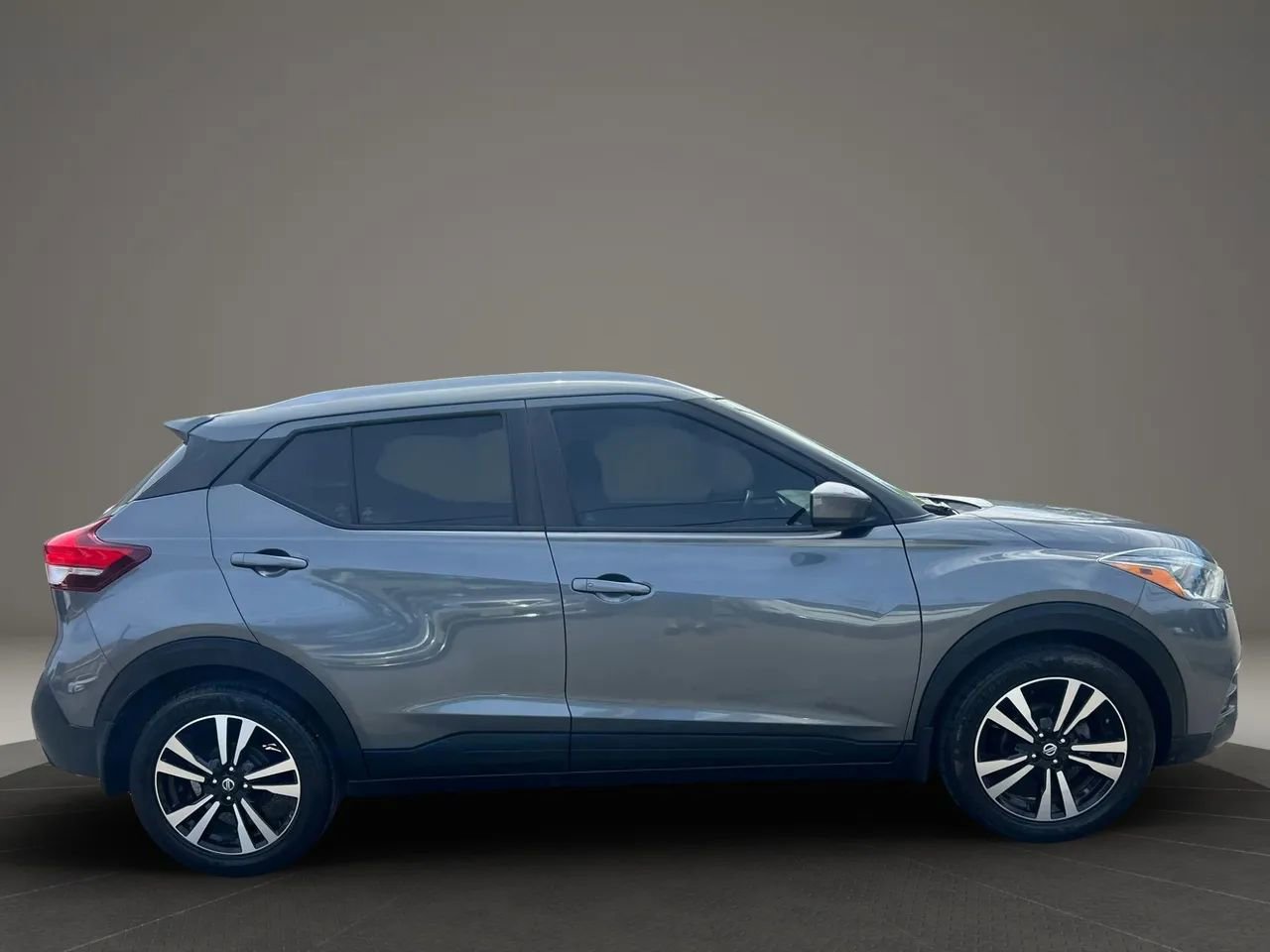 Used 2019 Nissan Kicks SV FWD image 3
