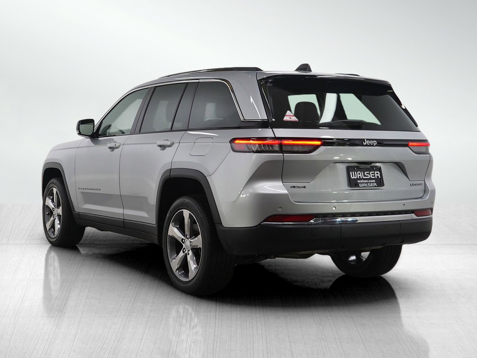 Used 2022 Jeep Grand Cherokee Limited image 3