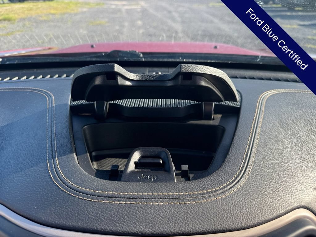 Used 2017 Jeep Cherokee Latitude w/ Comfort/Convenience Group FWD image 24