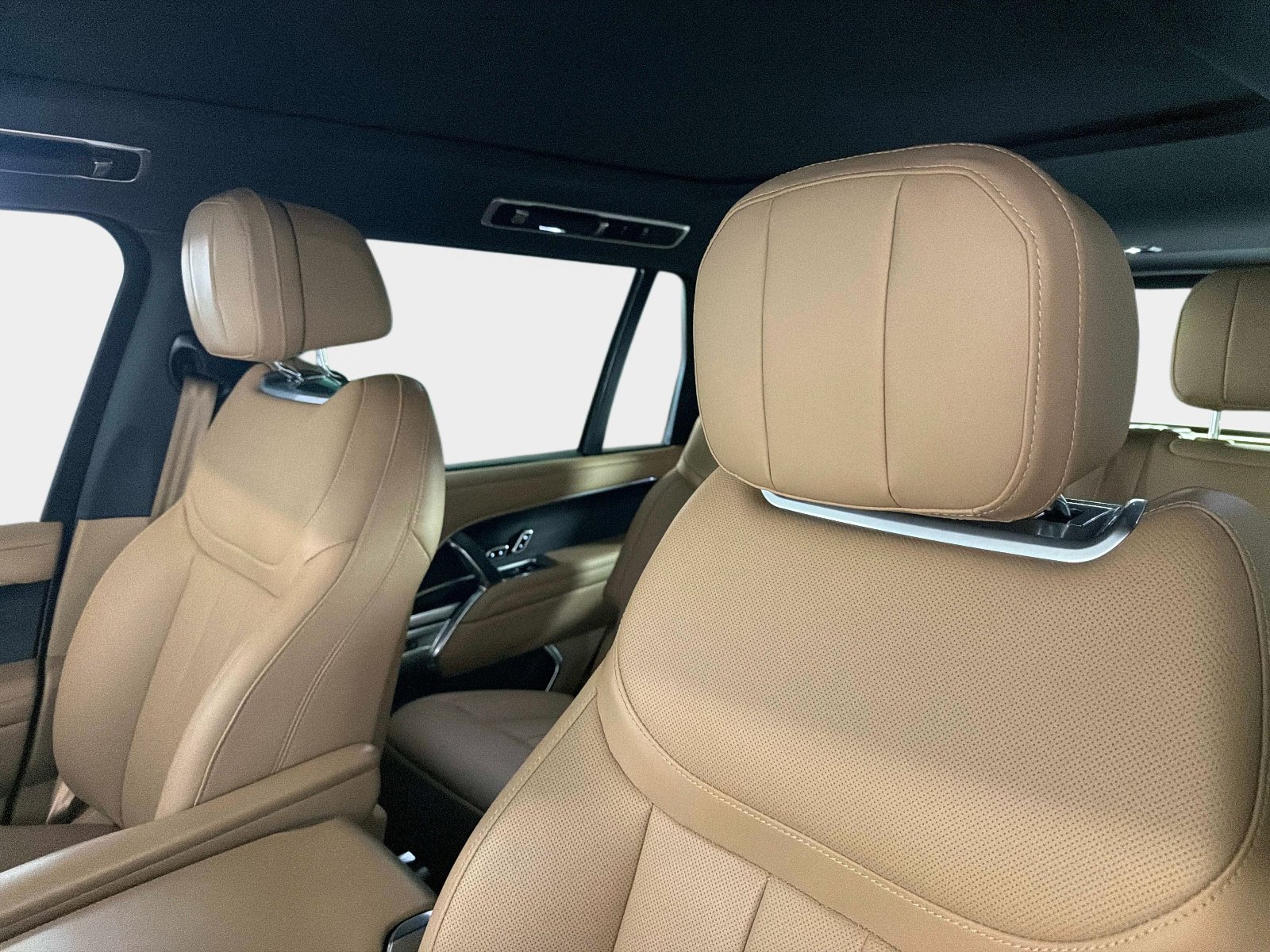 Used 2025 Land Rover Range Rover Long Wheelbase SE image 39