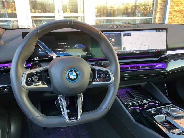 Used 2025 BMW 550e xDrive w/ Premium Package image 29