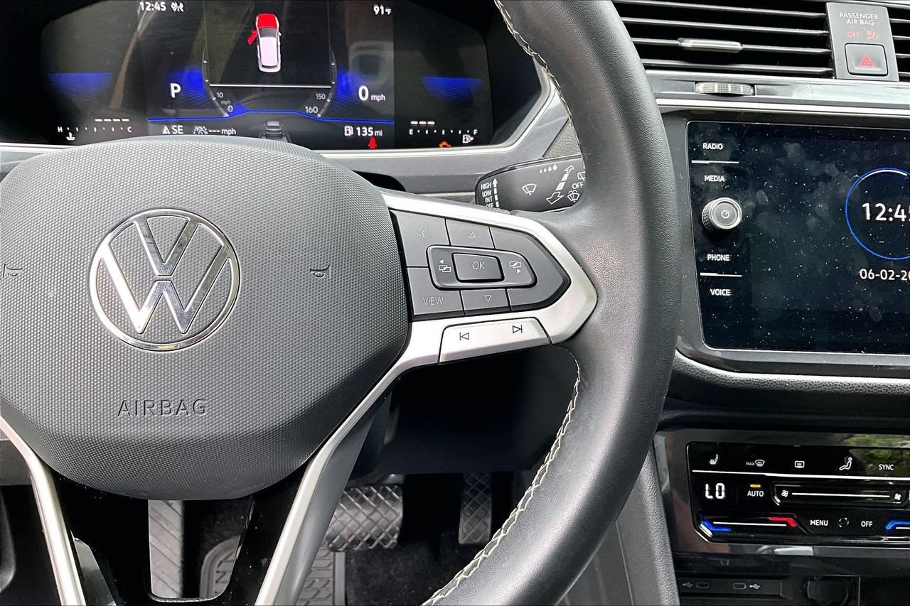 Used 2024 Volkswagen Tiguan SE w/ Panoramic Sunroof Package AWD/4WD image 11