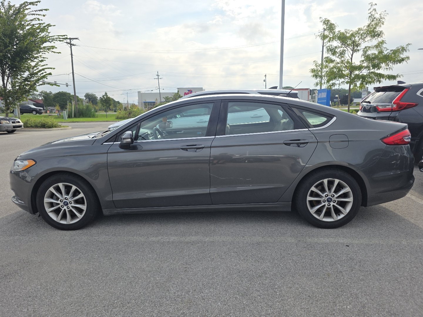 Used 2017 Ford Fusion SE w/ Fusion SE Technology Package FWD image 5
