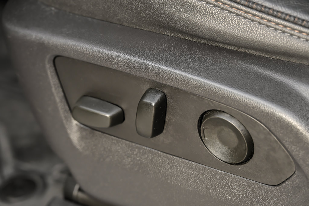 Used 2023 Chevrolet Silverado 1500 High Country w/ High Country Premium Package AWD/4WD image 19