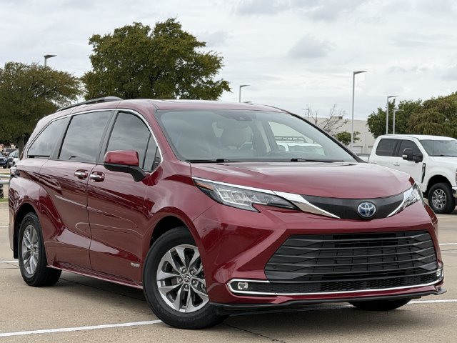 Used 2021 Toyota Sienna XLE FWD image 2