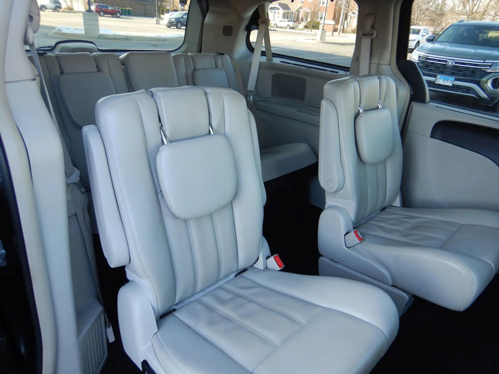 Used 2013 Chrysler Town & Country Touring image 22