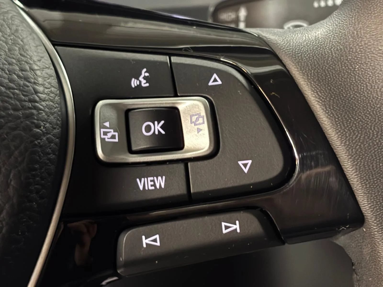 Used 2020 Volkswagen Tiguan SEL AWD/4WD image 35