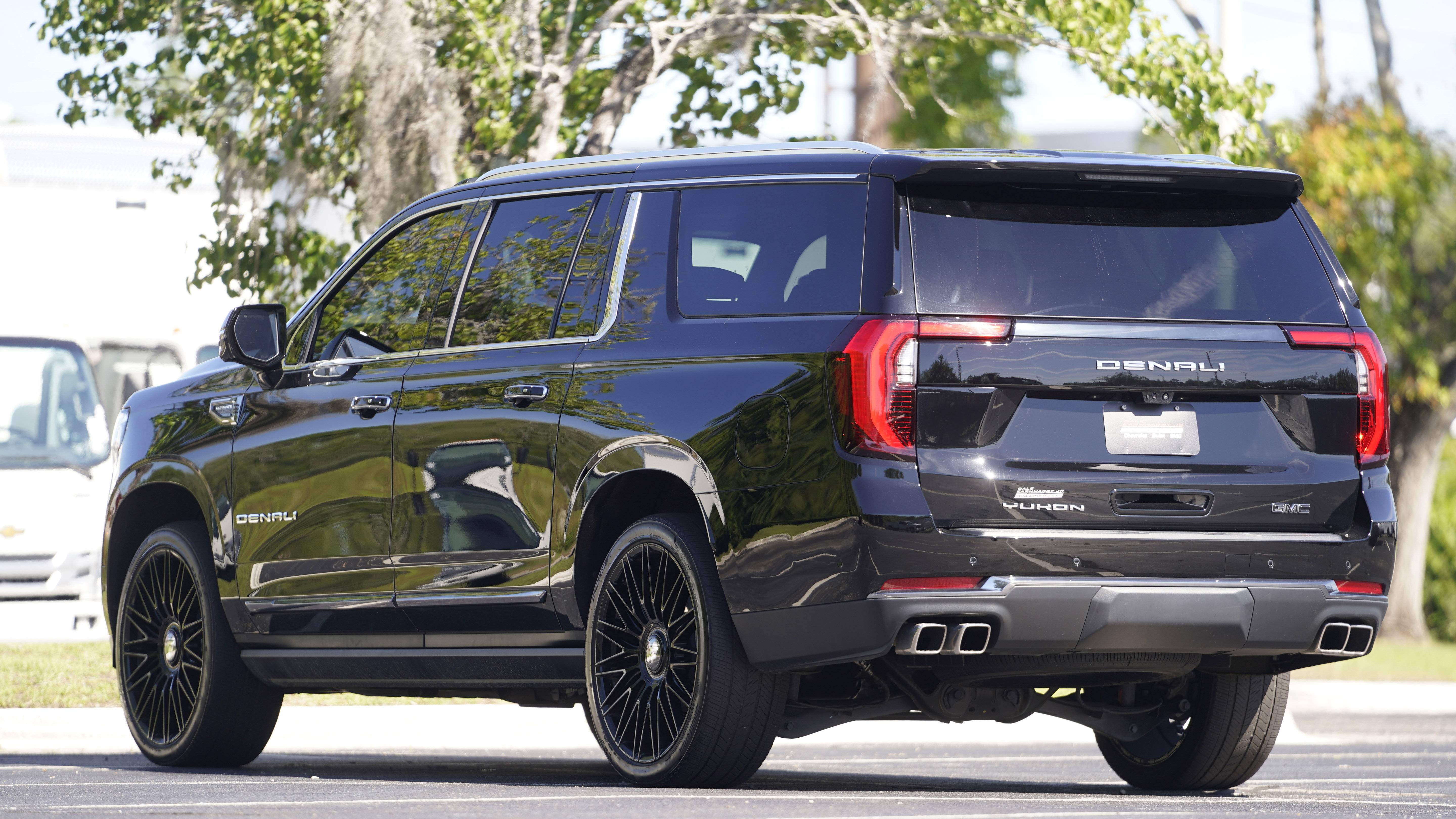 Used 2025 GMC Yukon XL Denali Ultimate AWD/4WD image 3