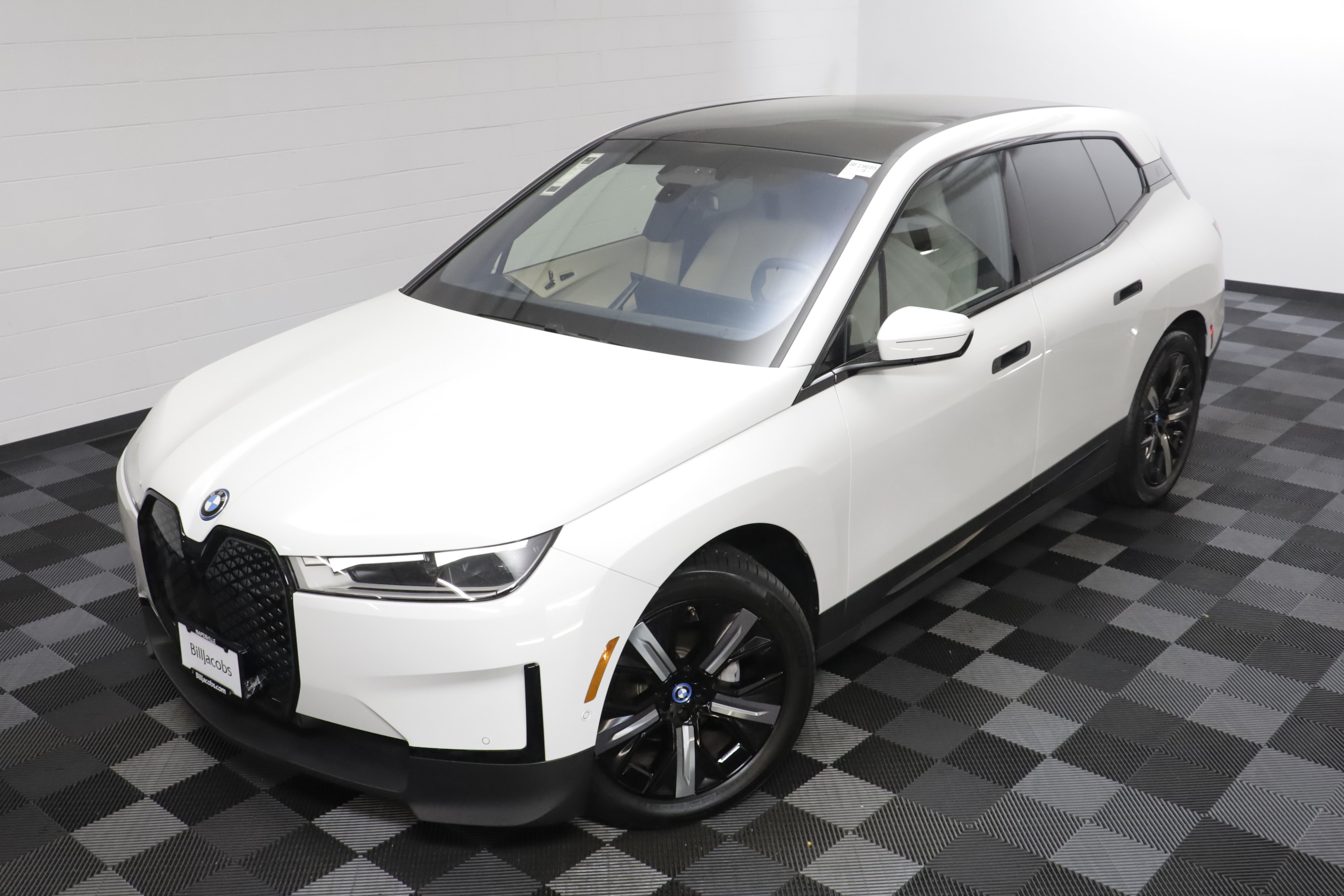 Used 2024 BMW iX xDrive50 w/ Premium Package AWD/4WD image 2
