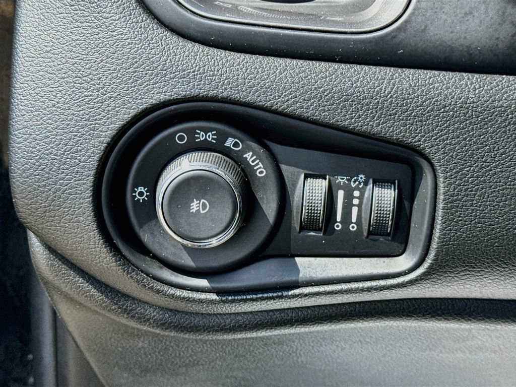 Used 2018 Jeep Renegade Limited w/ UConnect 8.4 Nav Group AWD/4WD image 10
