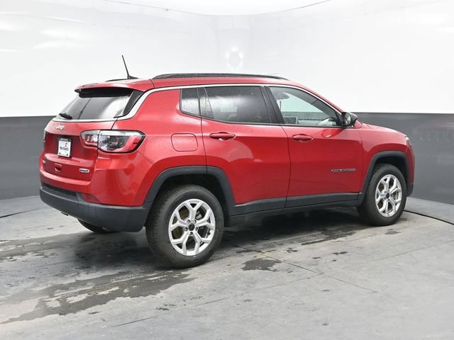 Used 2025 Jeep Compass Latitude AWD/4WD image 7