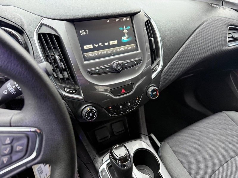 Used 2017 Chevrolet Cruze LT image 25