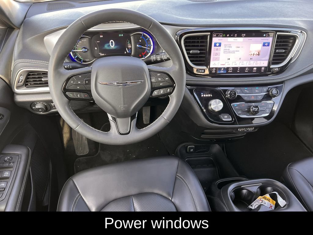 Used 2024 Chrysler Pacifica Select image 13