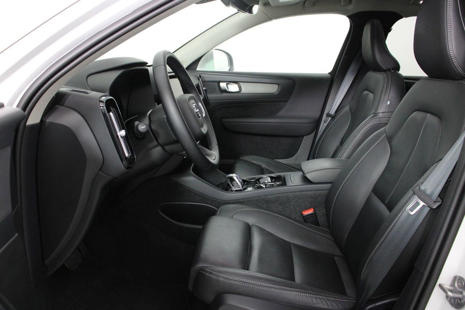 Certified 2025 Volvo XC40 B5 Plus image 31