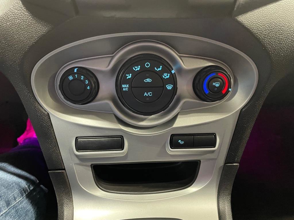 Used 2014 Ford Fiesta SE image 31