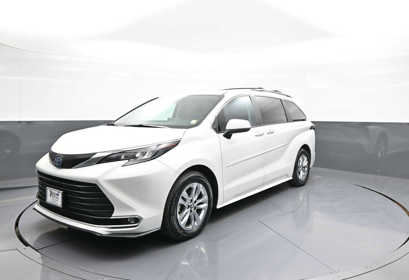 Used 2024 Toyota Sienna XLE w/ XLE Plus Package AWD/4WD image 1