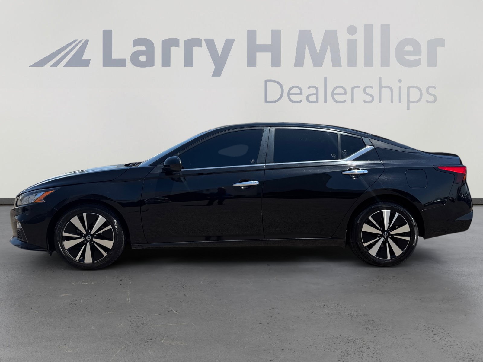 Used 2022 Nissan Altima 2.5 SV FWD image 2