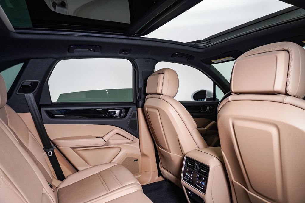 Certified 2023 Porsche Cayenne AWD/4WD image 16