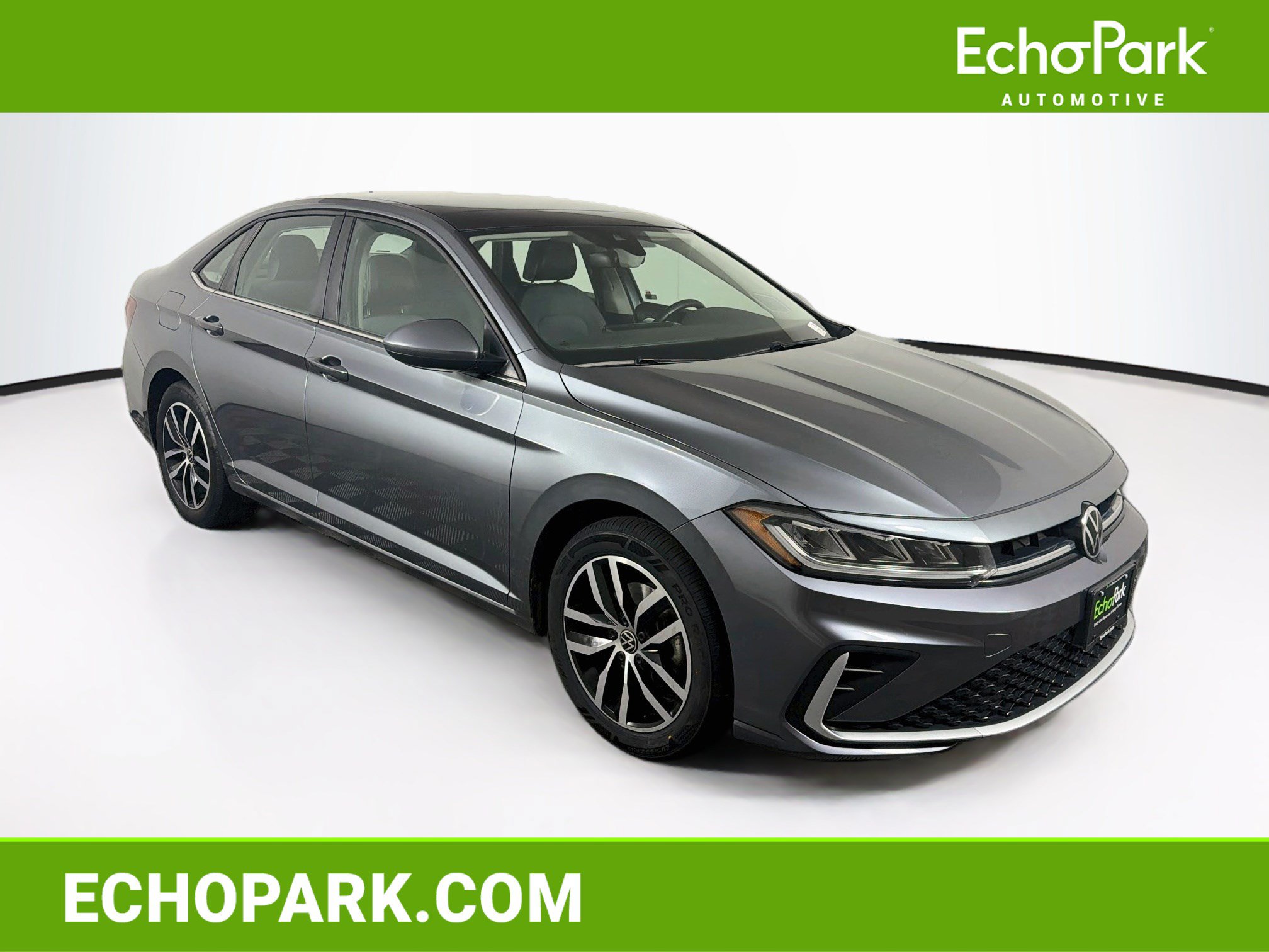 Used 2025 Volkswagen Jetta SE FWD image 1