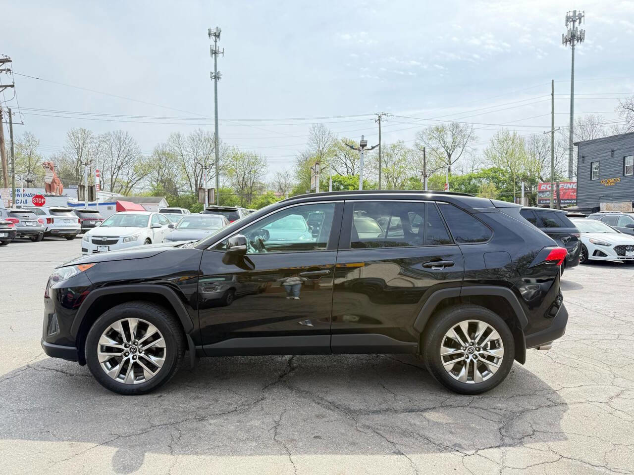 Used 2021 Toyota RAV4 XLE Premium image 5