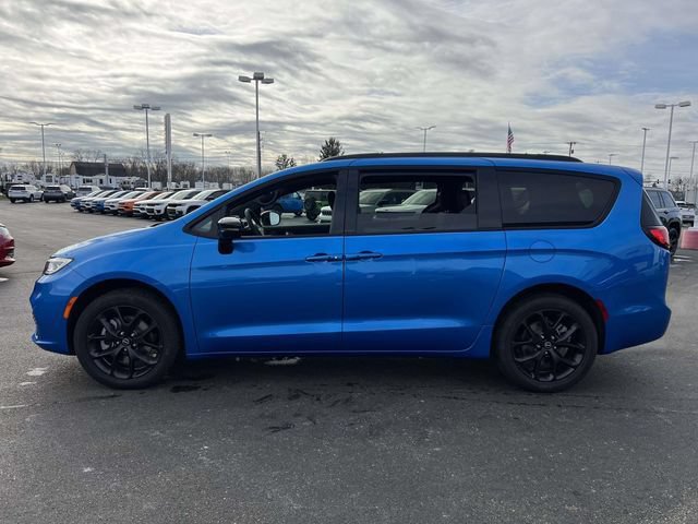 New 2026 Chrysler Pacifica Select w/ S Appearance Package AWD/4WD image 4