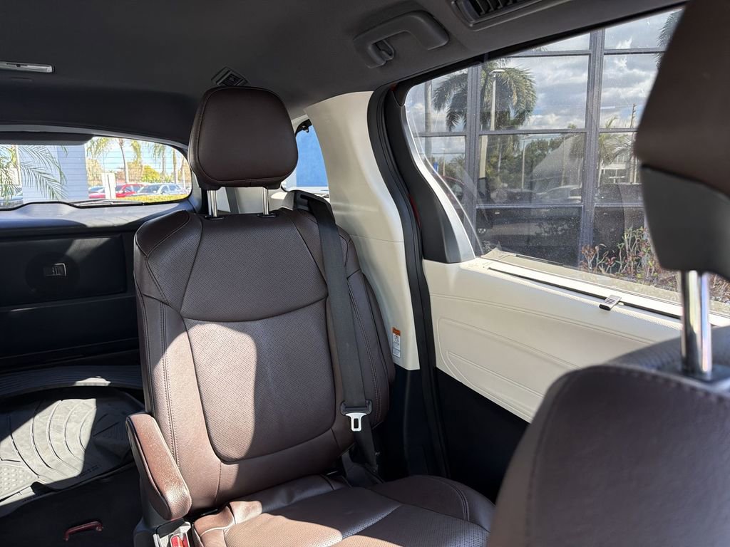 Used 2024 Toyota Sienna Platinum image 13