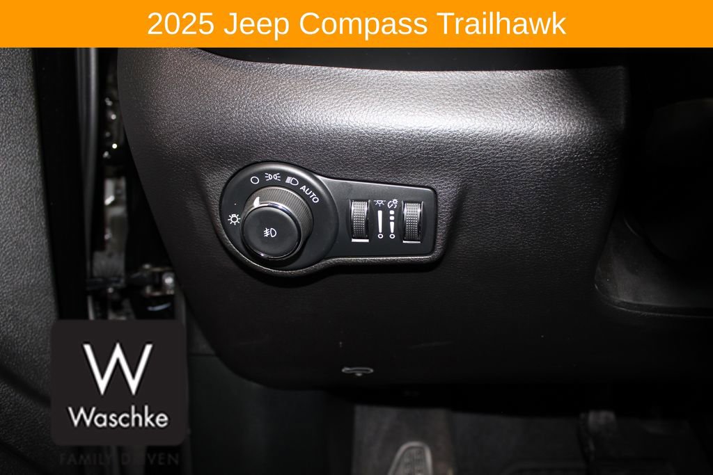 Used 2025 Jeep Compass Trailhawk w/ Trailhawk Convenience Group AWD/4WD image 26