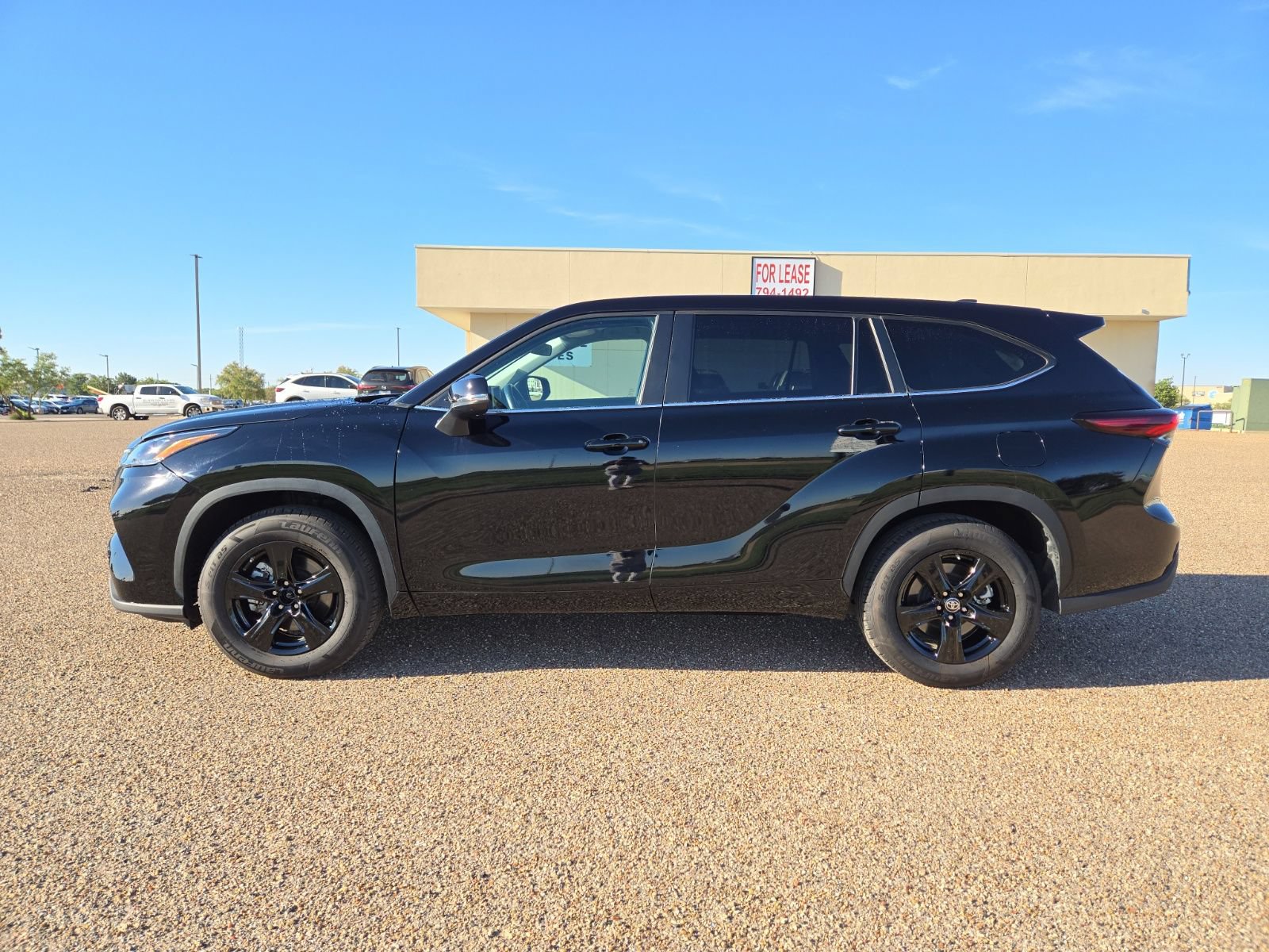 Used 2025 Toyota Highlander LE FWD image 2