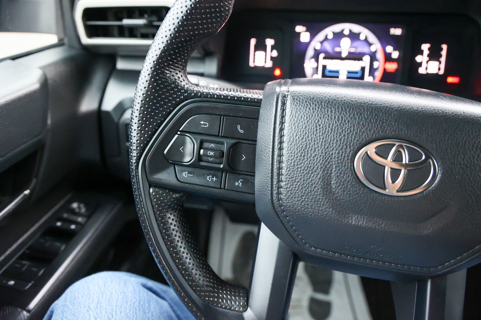 Certified 2025 Toyota Tacoma SR AWD/4WD image 17