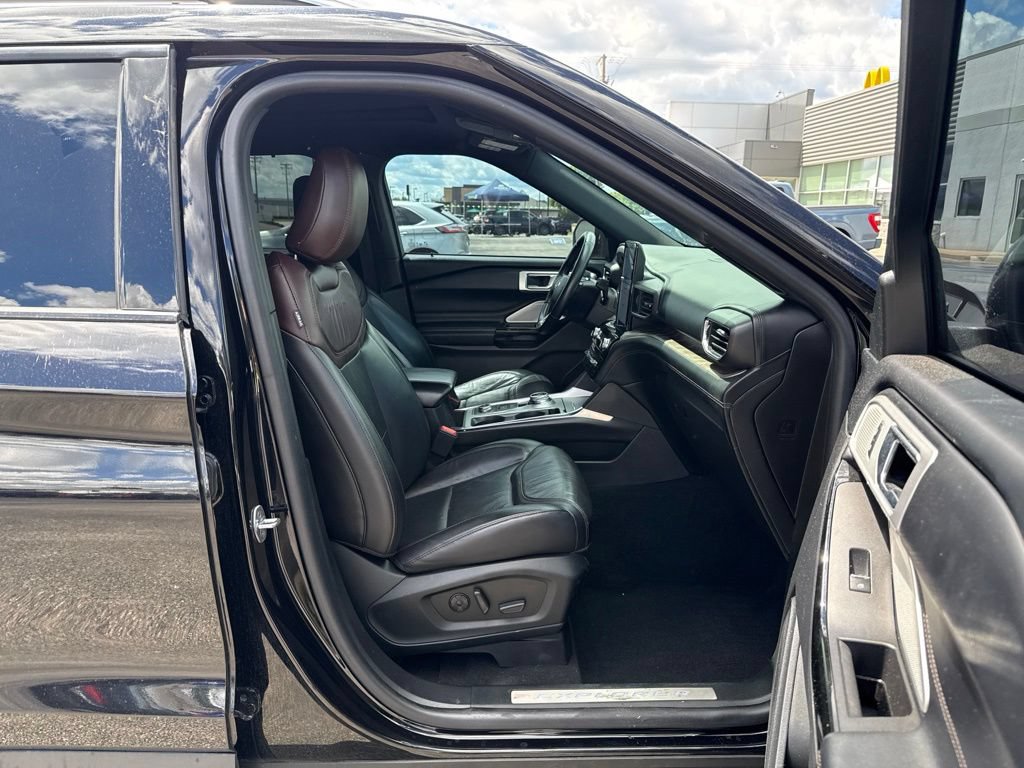 Used 2022 Ford Explorer Platinum w/ Equipment Group 601A AWD/4WD image 34
