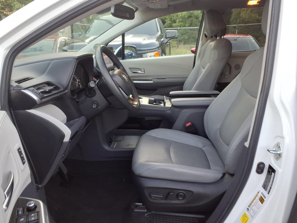 Used 2024 Toyota Sienna Limited AWD/4WD image 11